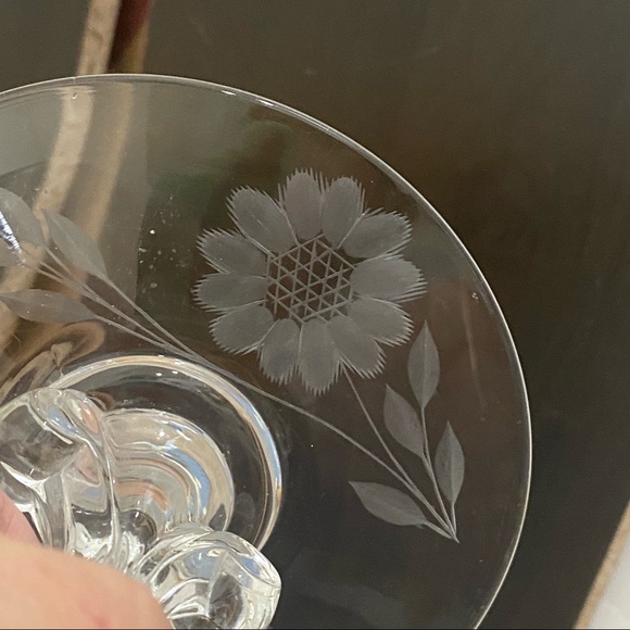 Pair of Vintage New Martinsville Janice Hughe’s Cornflower Cut Candle Holders - Picture 9 of 10